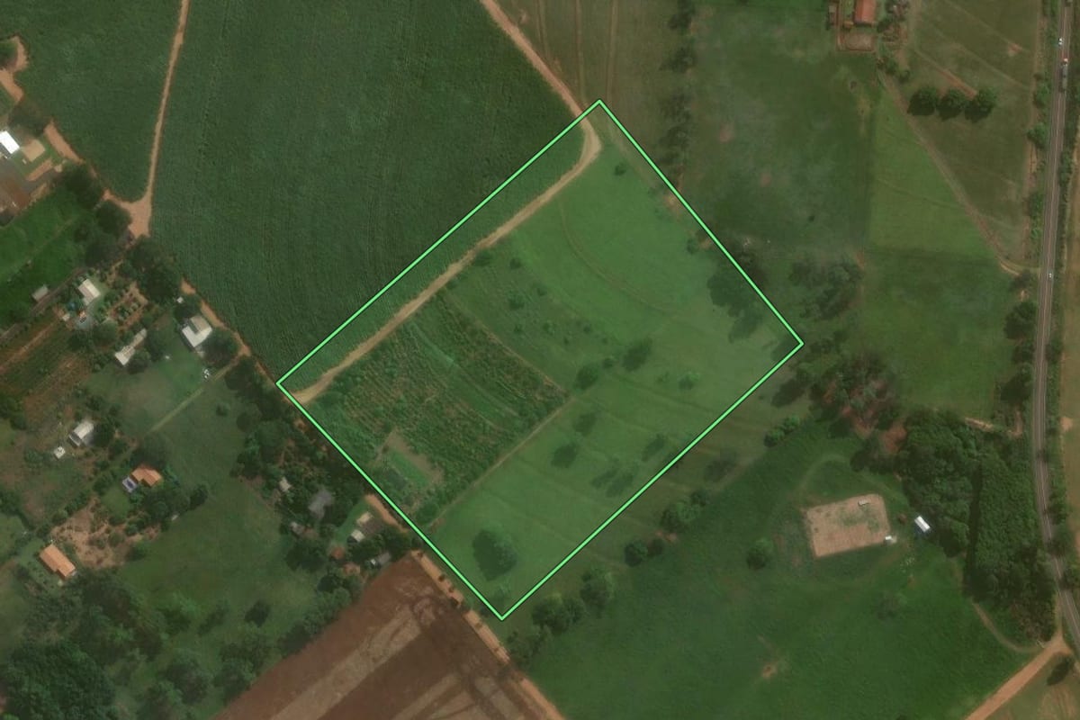 Imagem de satélite do imóvel rural em Umuarama (PR), com o contorno declarado no CAR desenhado por cima.