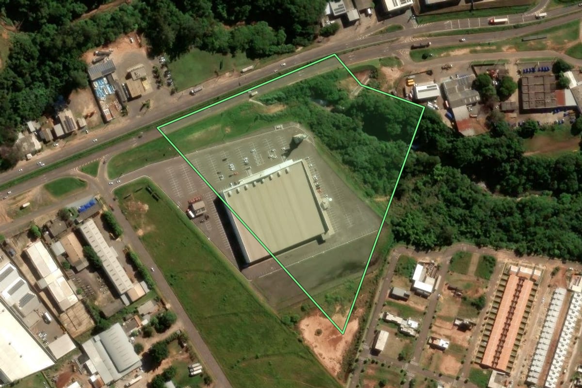 Imagem de satélite do imóvel rural em Umuarama (PR), com o contorno declarado no CAR desenhado por cima.