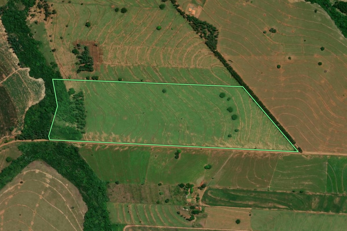 Imagem de satélite do imóvel rural em Umuarama (PR), com o contorno declarado no CAR desenhado por cima.