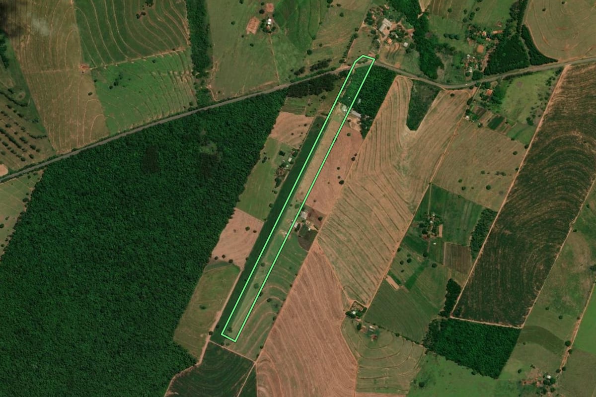 Imagem de satélite do imóvel rural em Umuarama (PR), com o contorno declarado no CAR desenhado por cima.