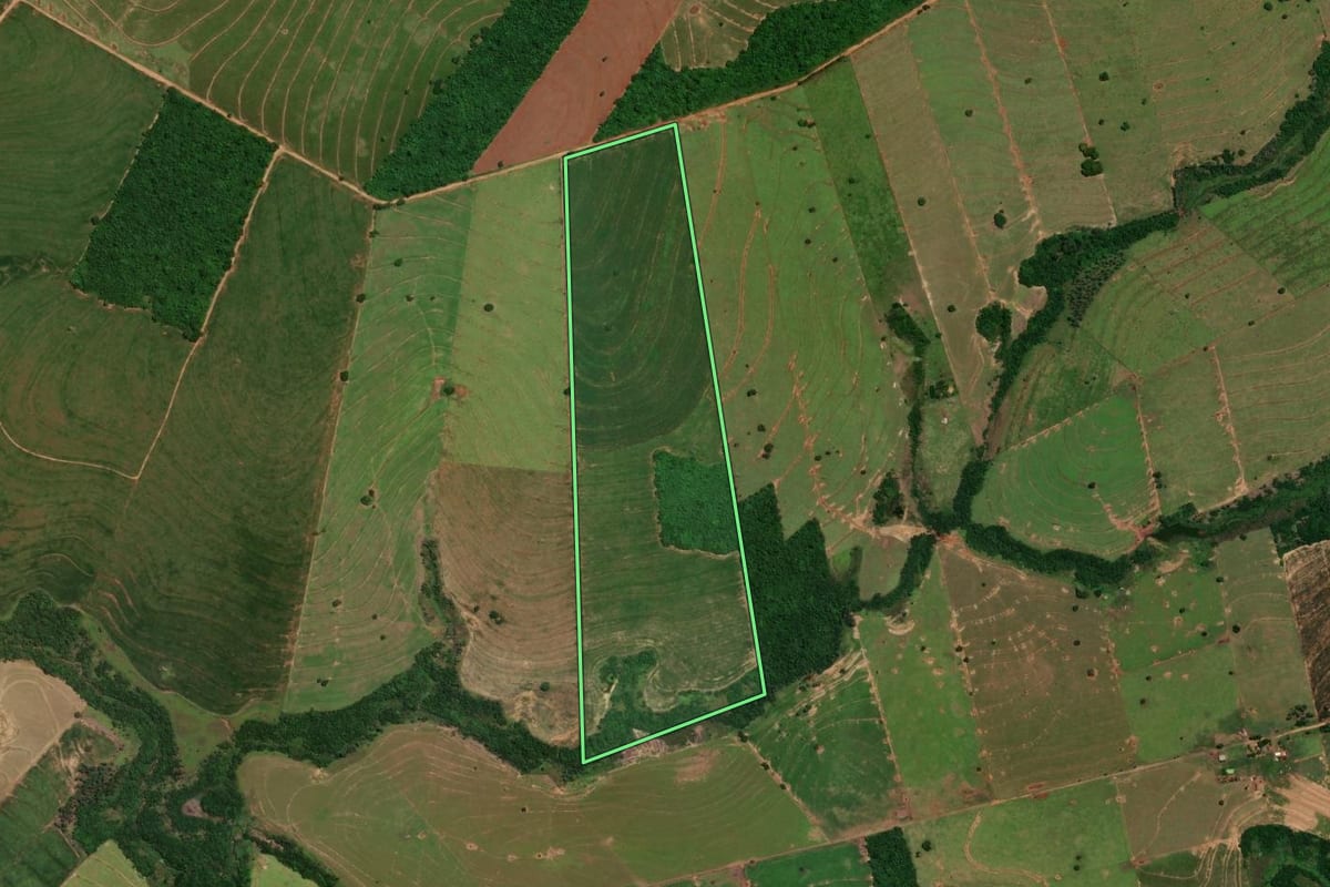 Imagem de satélite do imóvel rural em Umuarama (PR), com o contorno declarado no CAR desenhado por cima.