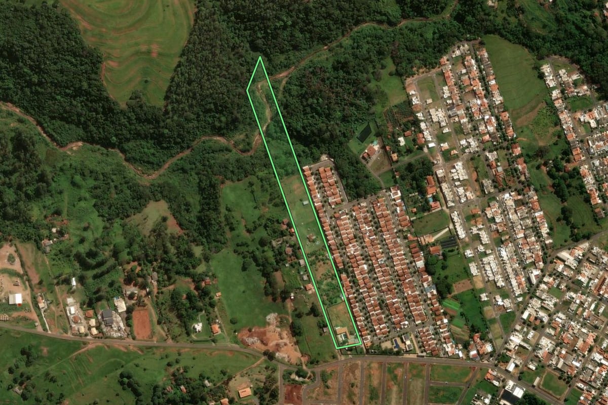Imagem de satélite do imóvel rural em Umuarama (PR), com o contorno declarado no CAR desenhado por cima.
