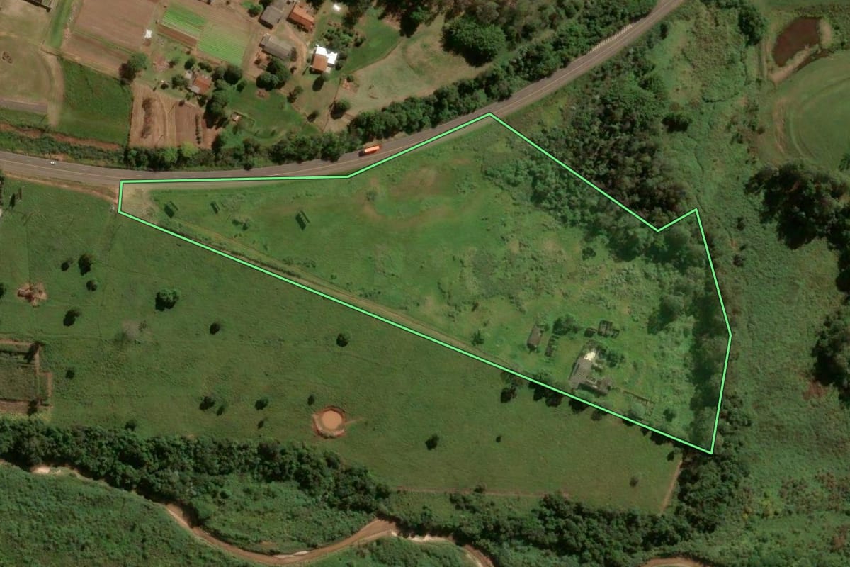 Imagem de satélite do imóvel rural em Umuarama (PR), com o contorno declarado no CAR desenhado por cima.