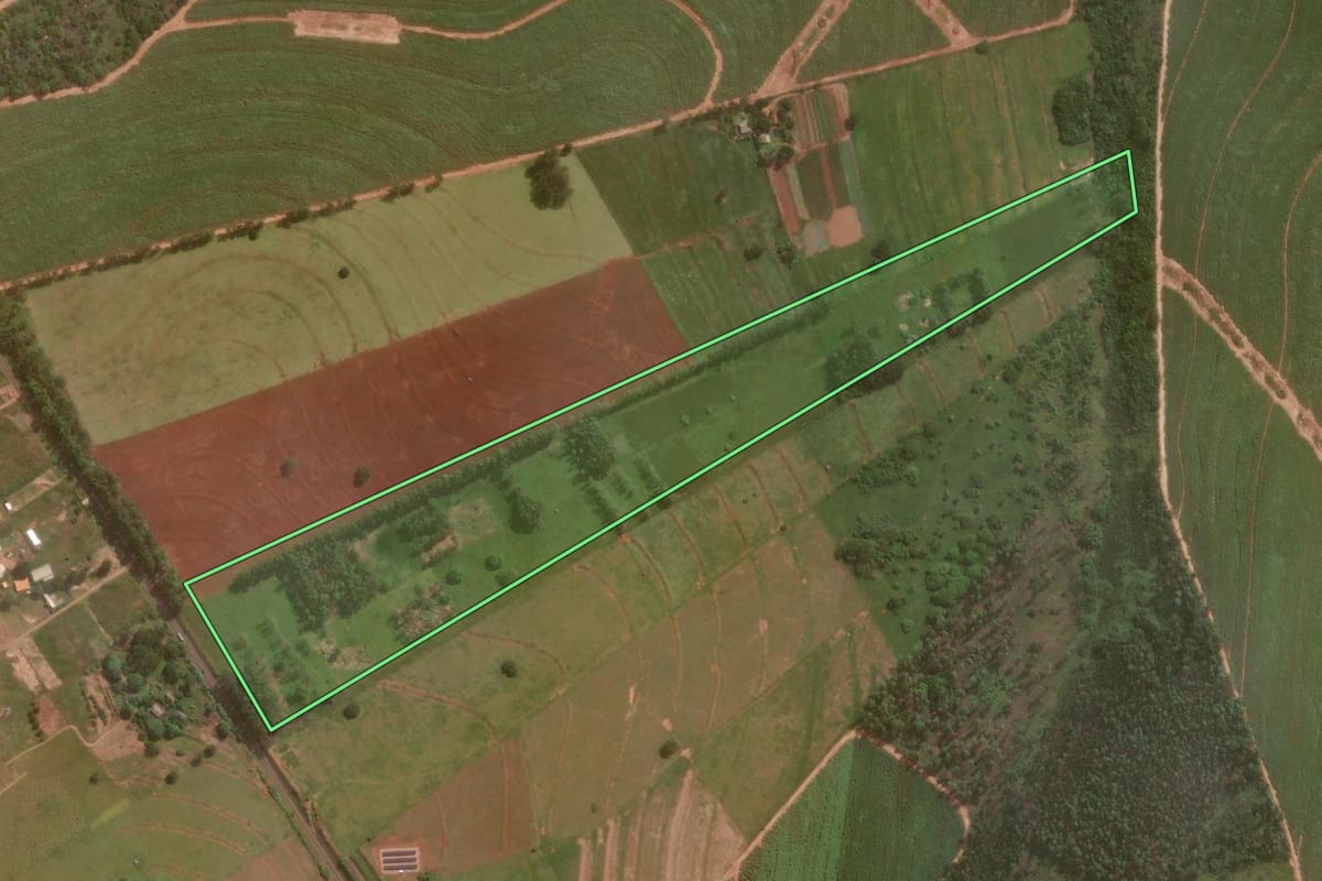 Imagem de satélite do imóvel rural em Umuarama (PR), com o contorno declarado no CAR desenhado por cima.