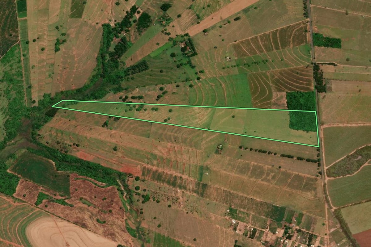 Imagem de satélite do imóvel rural em Umuarama (PR), com o contorno declarado no CAR desenhado por cima.
