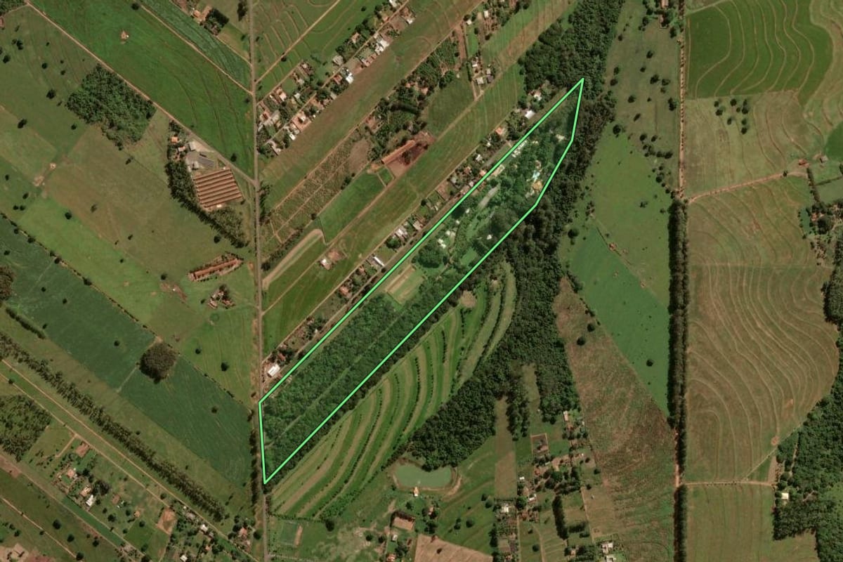 Imagem de satélite do imóvel rural em Umuarama (PR), com o contorno declarado no CAR desenhado por cima.