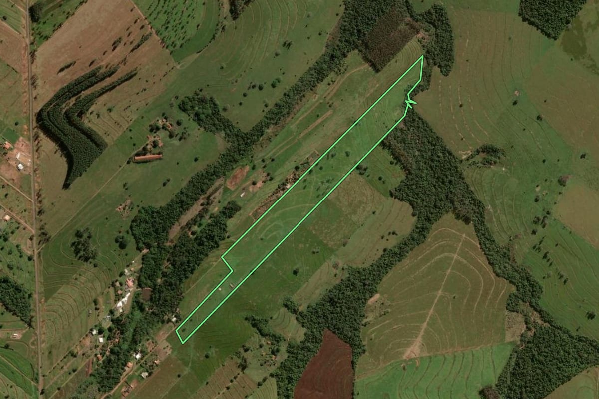 Imagem de satélite do imóvel rural em Umuarama (PR), com o contorno declarado no CAR desenhado por cima.