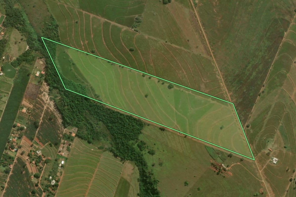 Imagem de satélite do imóvel rural em Umuarama (PR), com o contorno declarado no CAR desenhado por cima.
