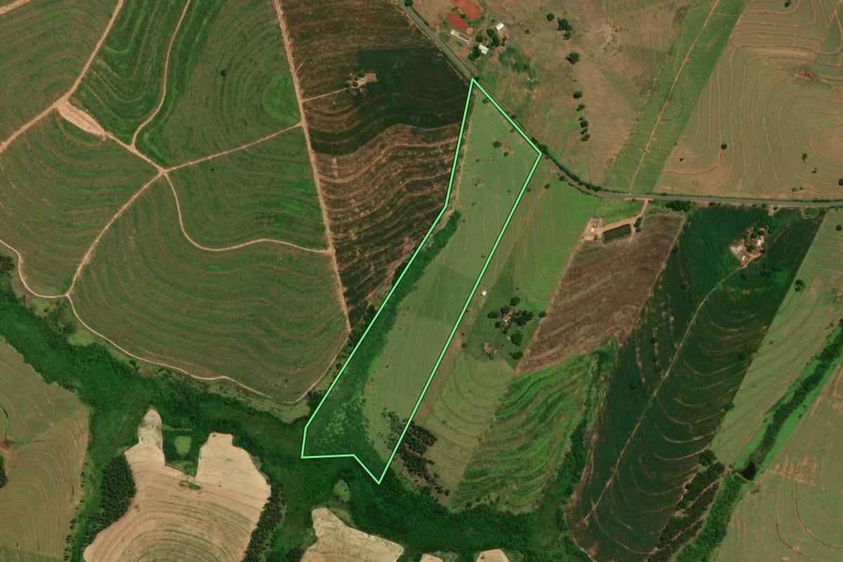 Imagem de satélite do imóvel rural em Umuarama (PR), com o contorno declarado no CAR desenhado por cima.