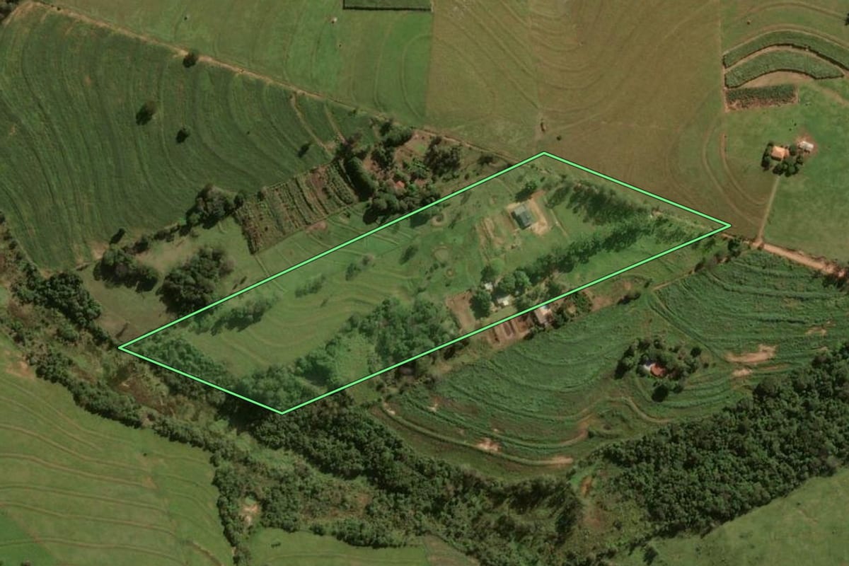 Imagem de satélite do imóvel rural em Umuarama (PR), com o contorno declarado no CAR desenhado por cima.