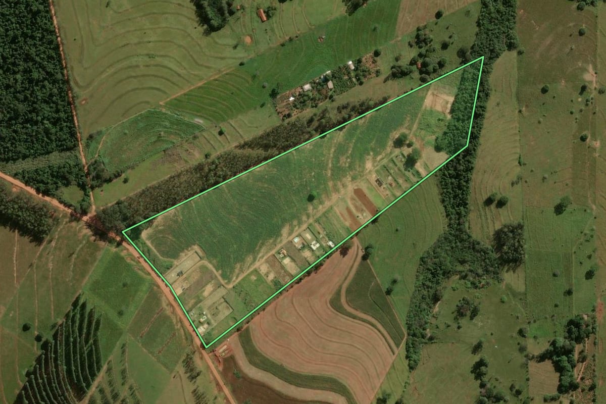 Imagem de satélite do imóvel rural em Umuarama (PR), com o contorno declarado no CAR desenhado por cima.