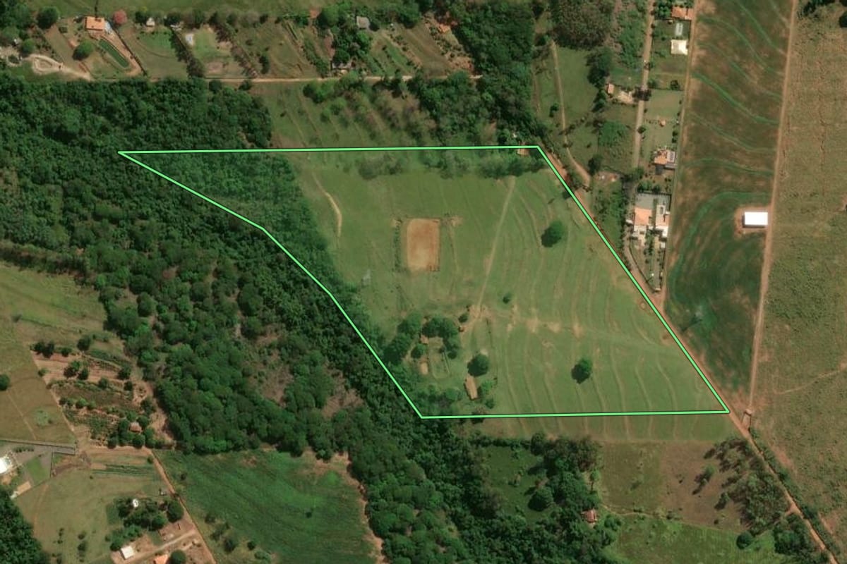 Imagem de satélite do imóvel rural em Umuarama (PR), com o contorno declarado no CAR desenhado por cima.