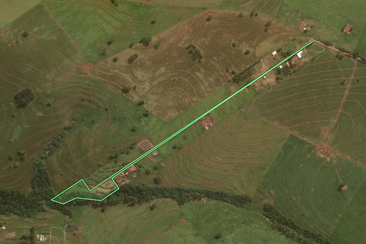 Imagem de satélite do imóvel rural em Umuarama (PR), com o contorno declarado no CAR desenhado por cima.