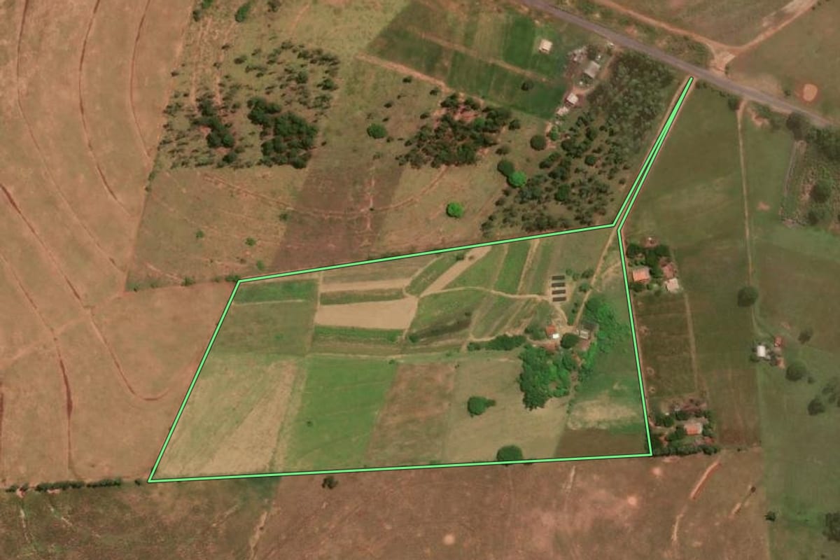 Imagem de satélite do imóvel rural em Umuarama (PR), com o contorno declarado no CAR desenhado por cima.