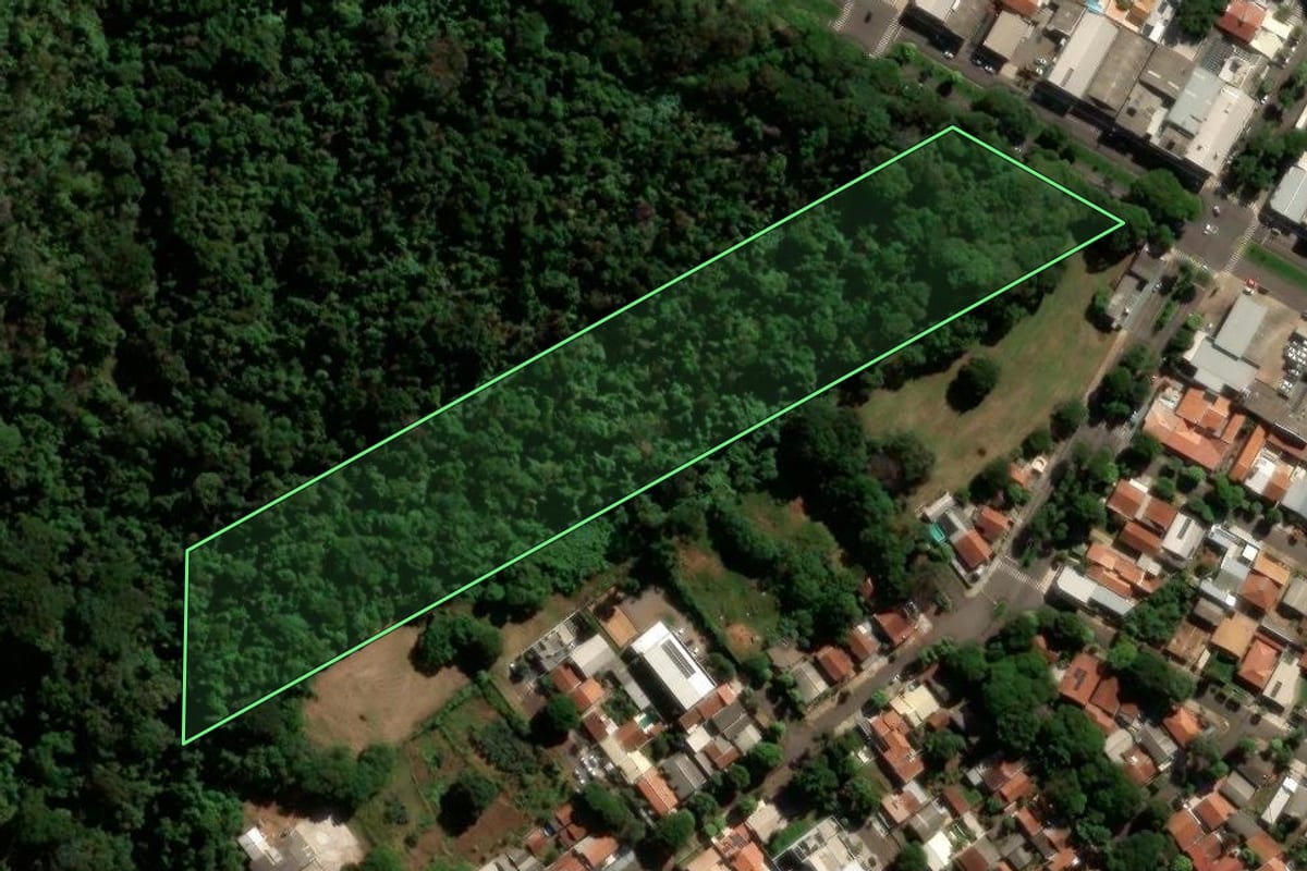 Imagem de satélite do imóvel rural em Umuarama (PR), com o contorno declarado no CAR desenhado por cima.