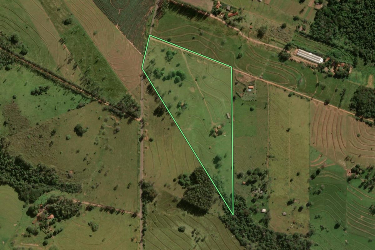 Imagem de satélite do imóvel rural em Umuarama (PR), com o contorno declarado no CAR desenhado por cima.