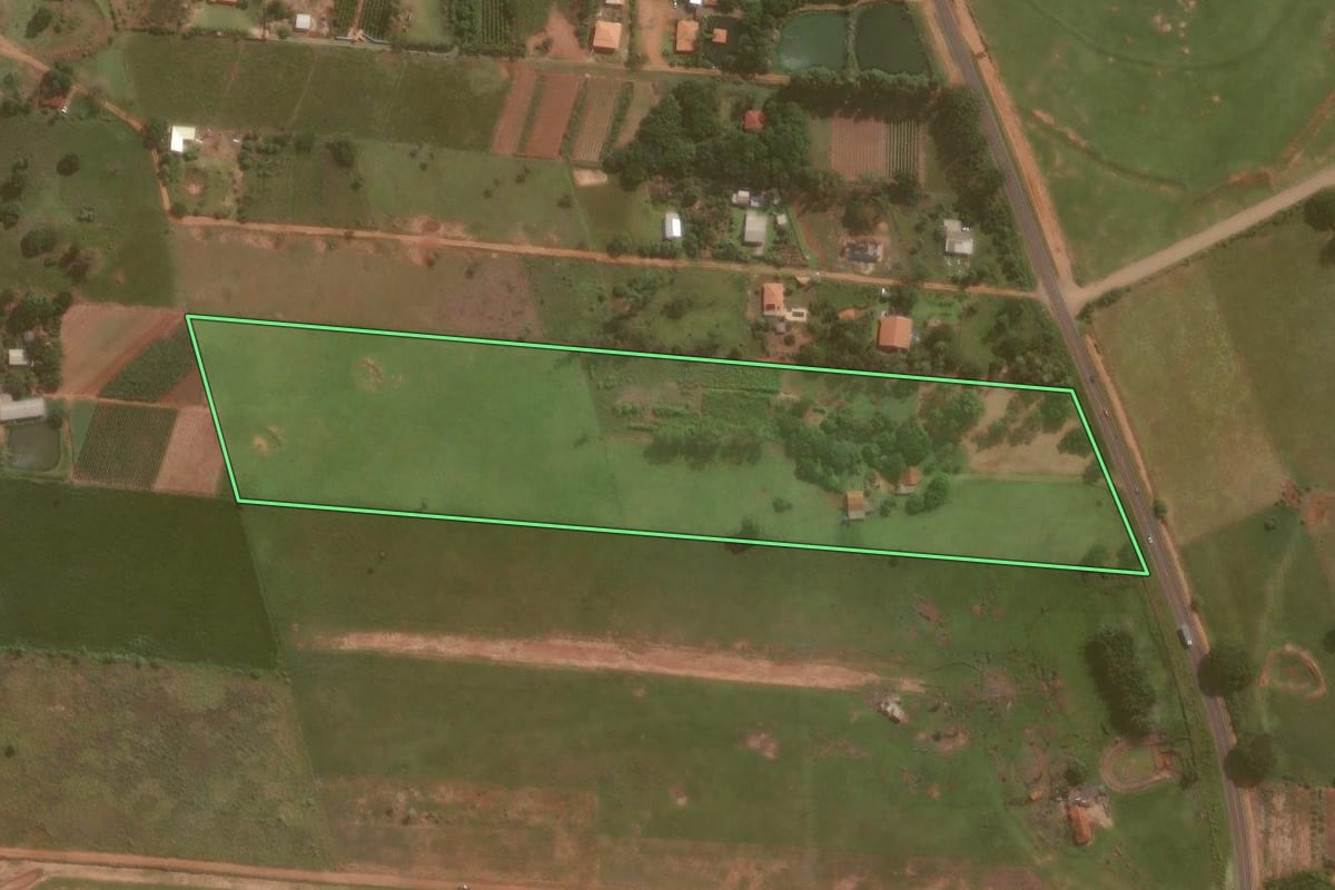 Imagem de satélite do imóvel rural em Umuarama (PR), com o contorno declarado no CAR desenhado por cima.
