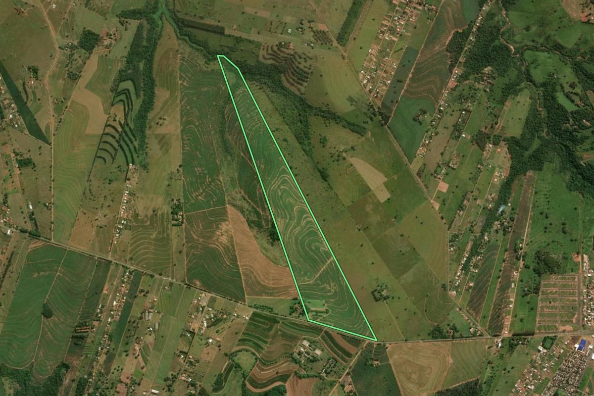 Imagem de satélite do imóvel rural em Umuarama (PR), com o contorno declarado no CAR desenhado por cima.