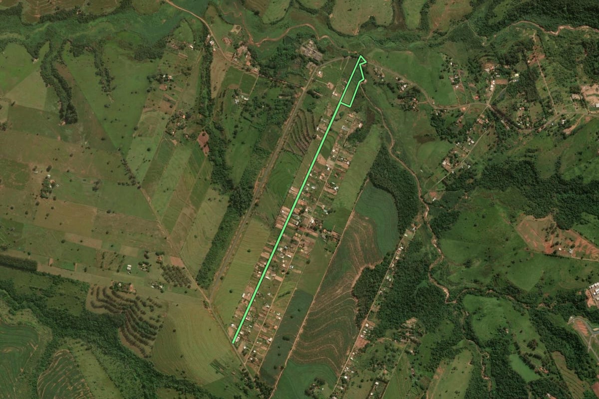 Imagem de satélite do imóvel rural em Umuarama (PR), com o contorno declarado no CAR desenhado por cima.