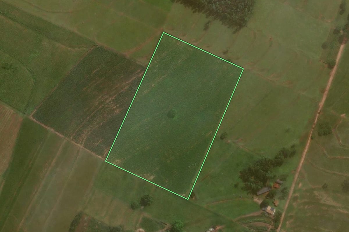 Imagem de satélite do imóvel rural em Umuarama (PR), com o contorno declarado no CAR desenhado por cima.