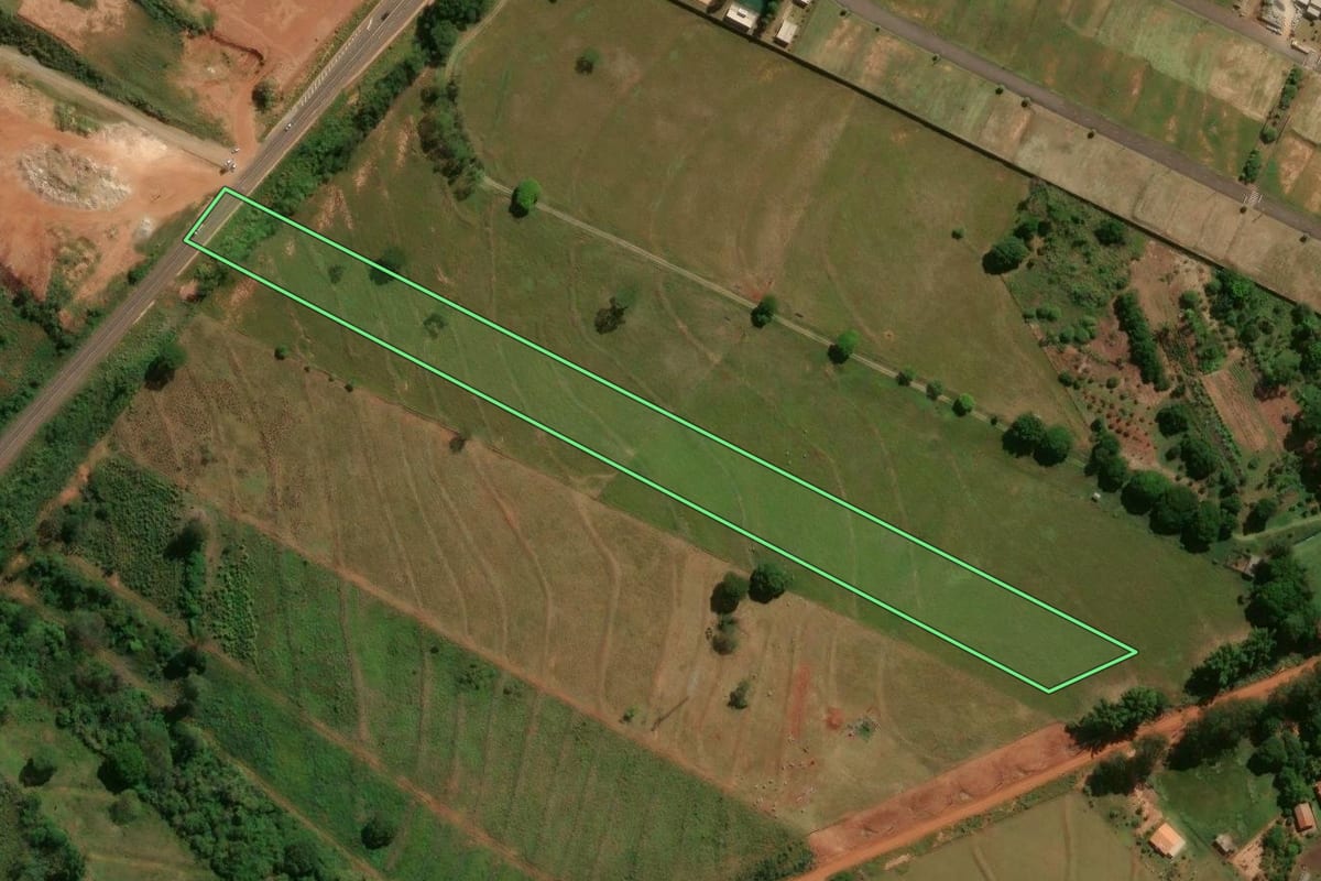 Imagem de satélite do imóvel rural em Umuarama (PR), com o contorno declarado no CAR desenhado por cima.