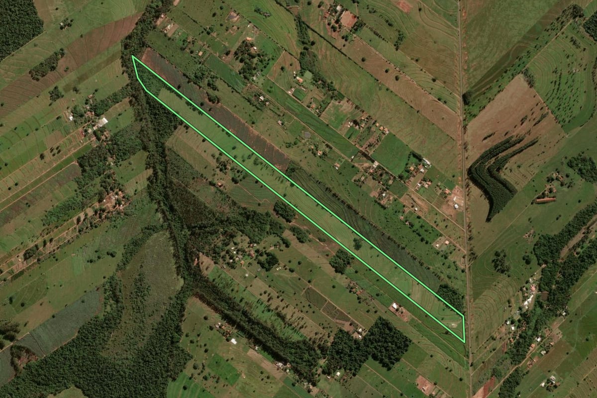 Imagem de satélite do imóvel rural em Umuarama (PR), com o contorno declarado no CAR desenhado por cima.