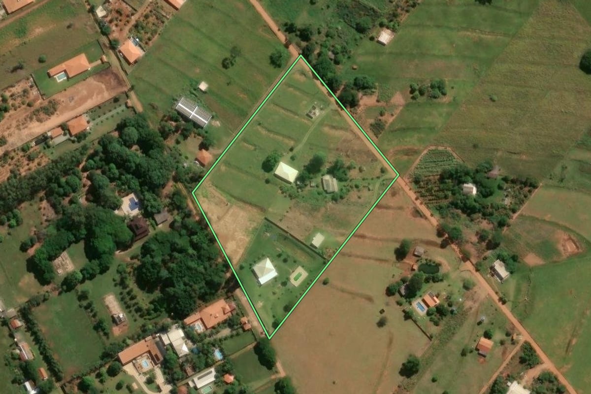 Imagem de satélite do imóvel rural em Umuarama (PR), com o contorno declarado no CAR desenhado por cima.