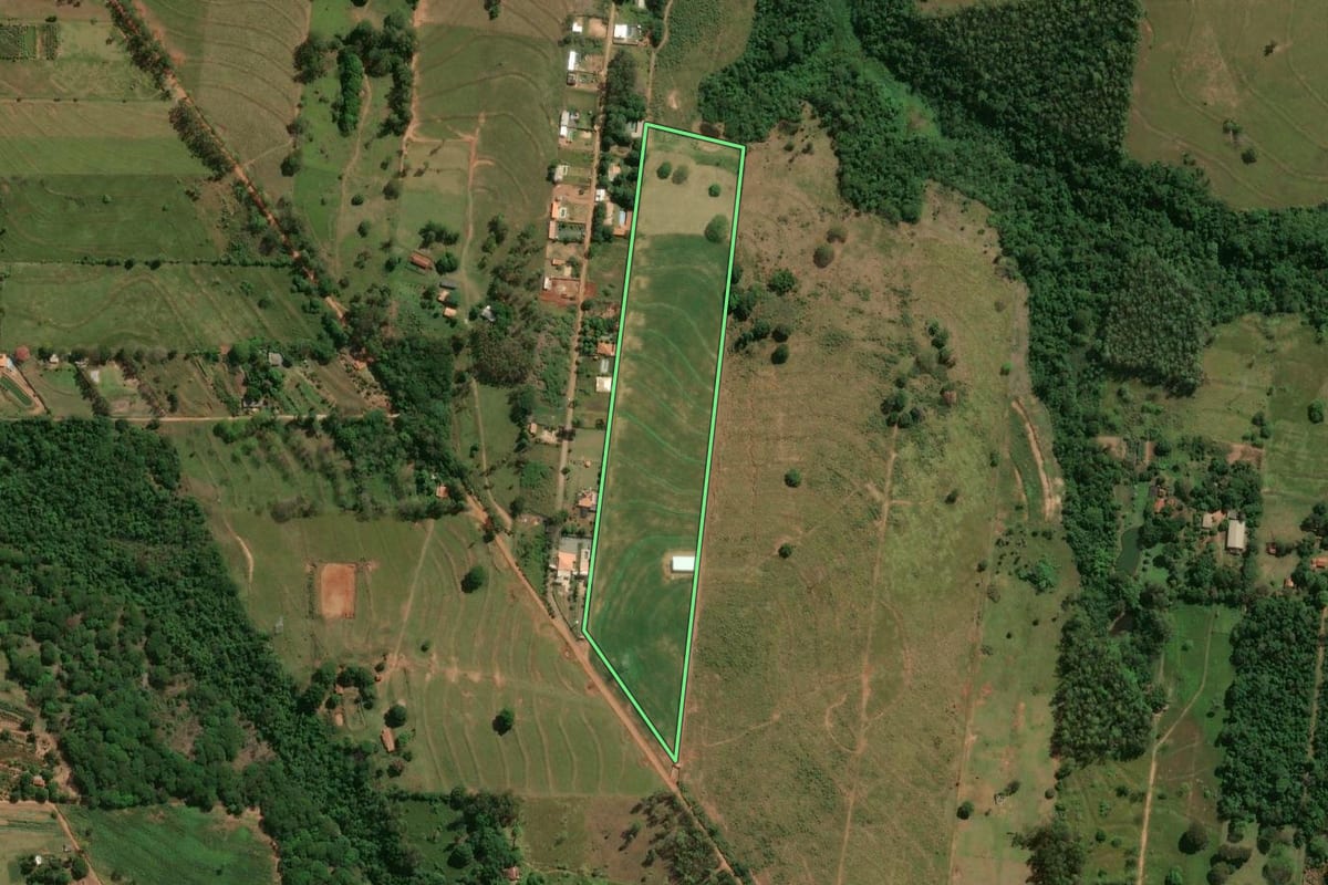 Imagem de satélite do imóvel rural em Umuarama (PR), com o contorno declarado no CAR desenhado por cima.