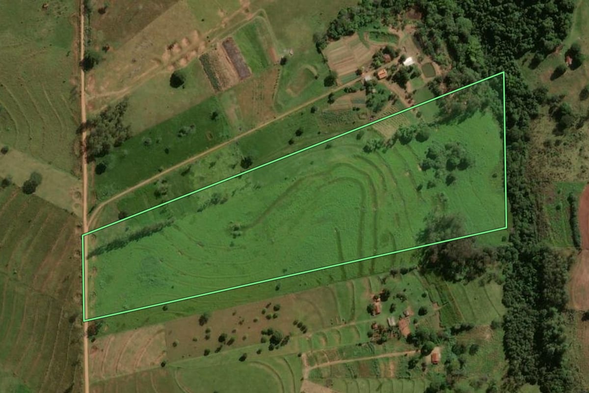 Imagem de satélite do imóvel rural em Umuarama (PR), com o contorno declarado no CAR desenhado por cima.