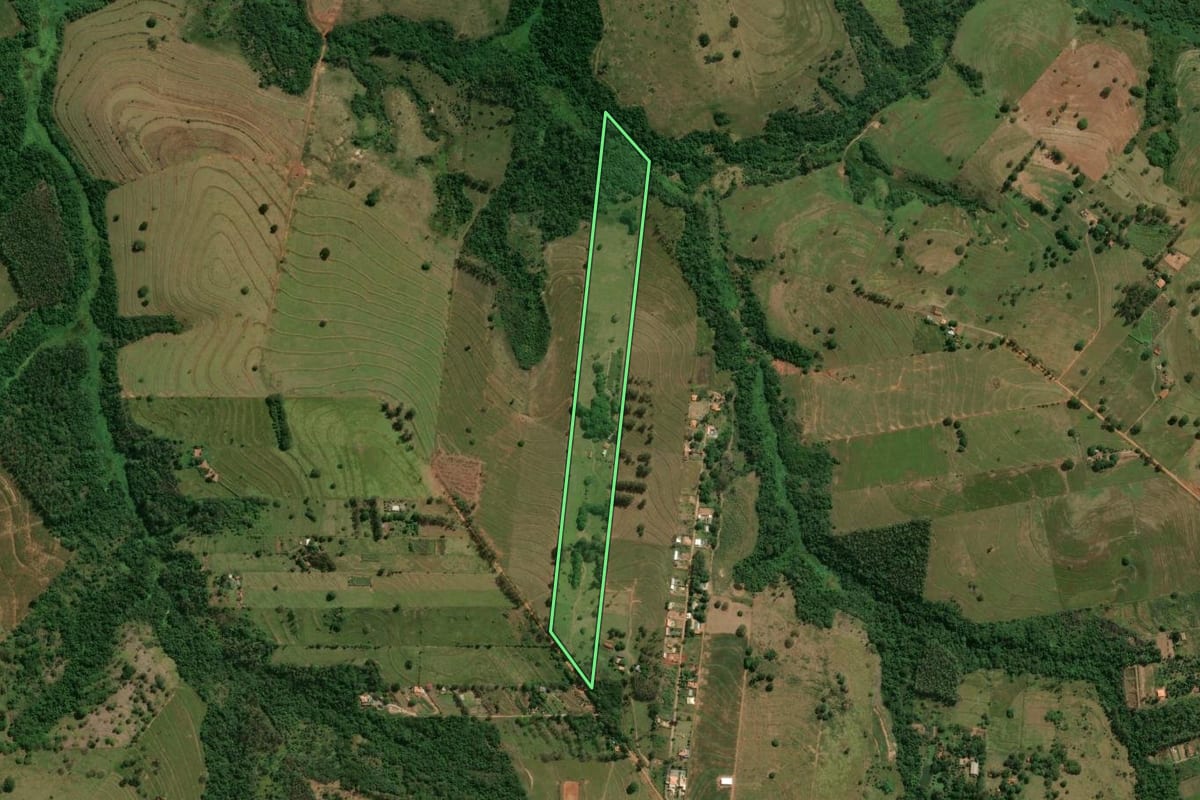 Imagem de satélite do imóvel rural em Umuarama (PR), com o contorno declarado no CAR desenhado por cima.