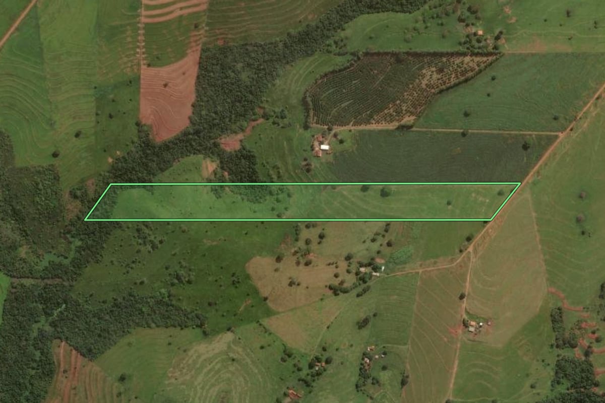Imagem de satélite do imóvel rural em Umuarama (PR), com o contorno declarado no CAR desenhado por cima.