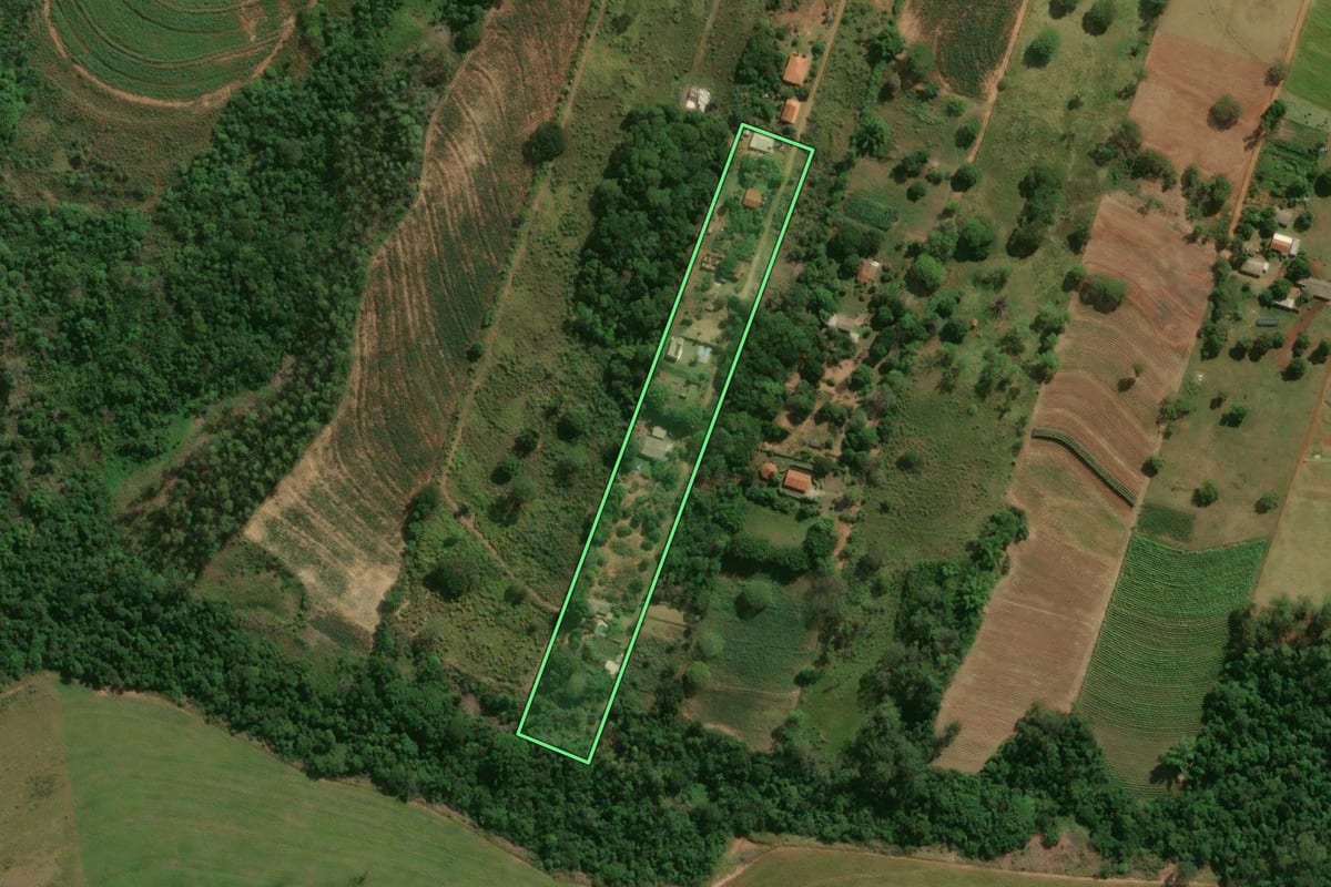Imagem de satélite do imóvel rural em Umuarama (PR), com o contorno declarado no CAR desenhado por cima.