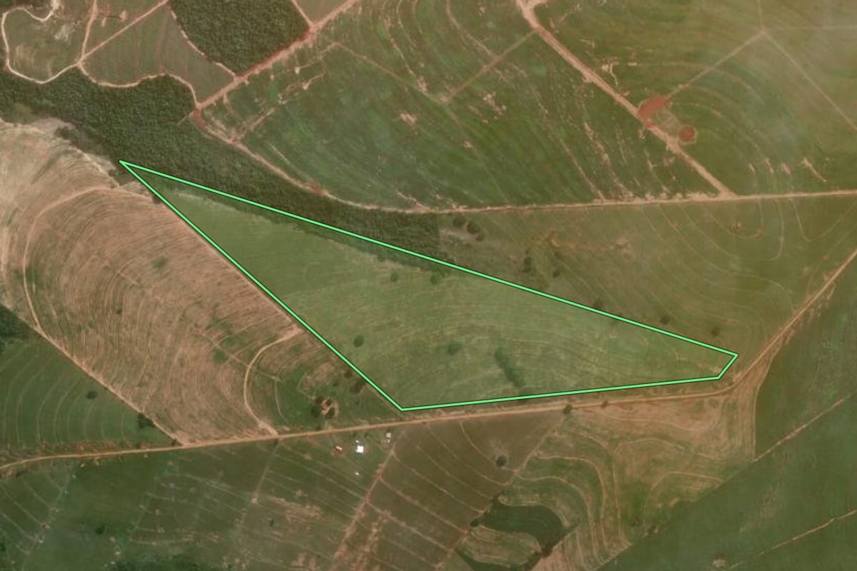 Imagem de satélite do imóvel rural em Umuarama (PR), com o contorno declarado no CAR desenhado por cima.