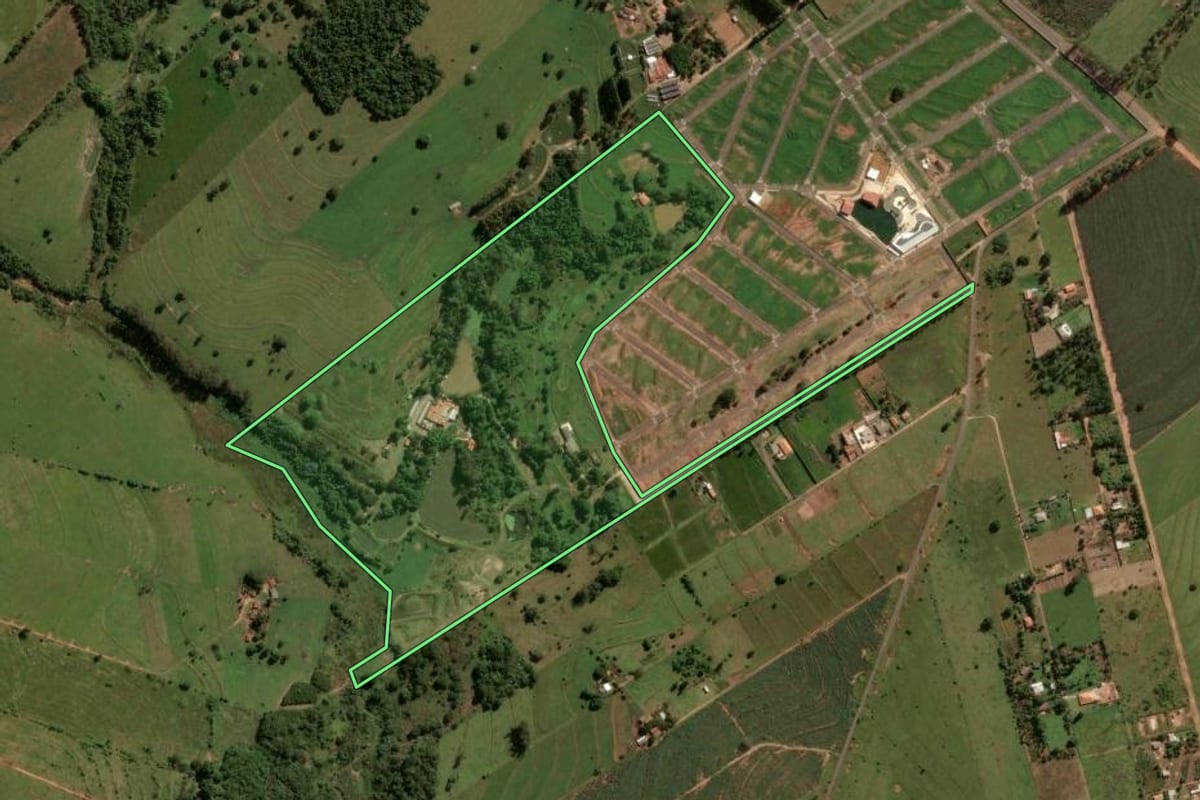Imagem de satélite do imóvel rural em Umuarama (PR), com o contorno declarado no CAR desenhado por cima.