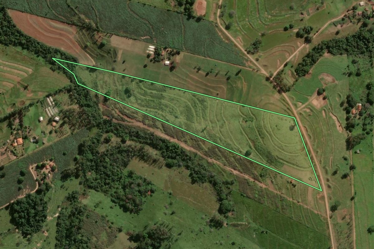Imagem de satélite do imóvel rural em Umuarama (PR), com o contorno declarado no CAR desenhado por cima.