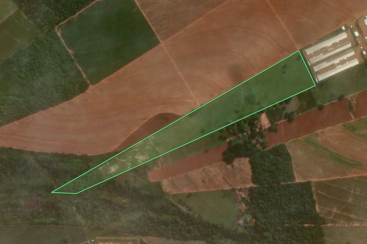 Imagem de satélite do imóvel rural em Umuarama (PR), com o contorno declarado no CAR desenhado por cima.