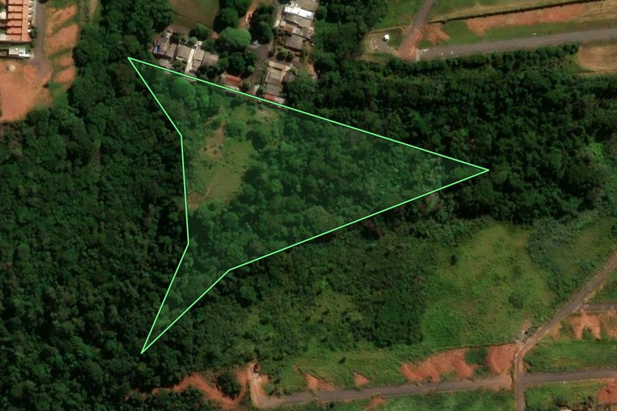 Imagem de satélite do imóvel rural em Umuarama (PR), com o contorno declarado no CAR desenhado por cima.
