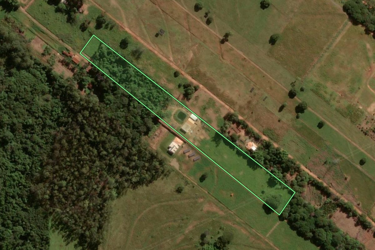 Imagem de satélite do imóvel rural em Umuarama (PR), com o contorno declarado no CAR desenhado por cima.