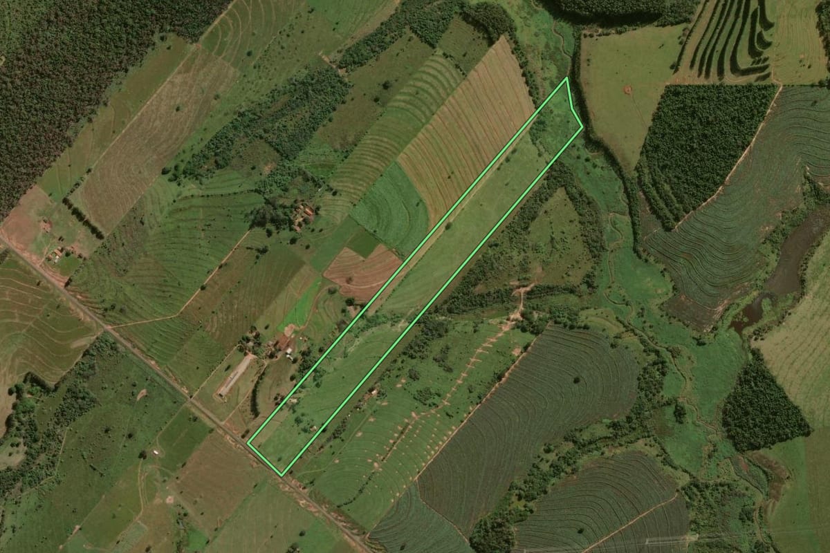 Imagem de satélite do imóvel rural em Umuarama (PR), com o contorno declarado no CAR desenhado por cima.