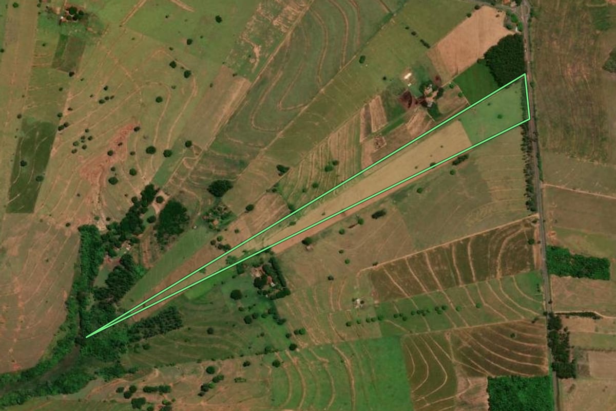 Imagem de satélite do imóvel rural em Umuarama (PR), com o contorno declarado no CAR desenhado por cima.