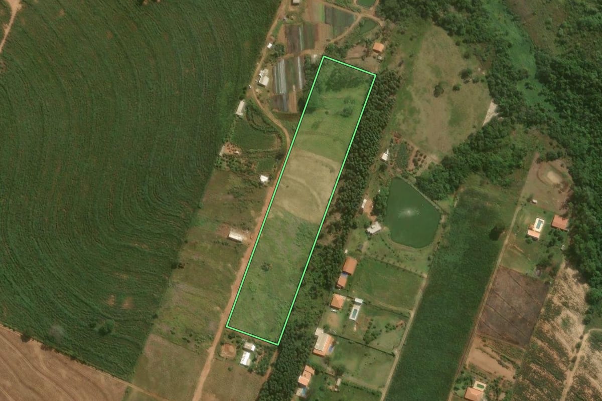Imagem de satélite do imóvel rural em Umuarama (PR), com o contorno declarado no CAR desenhado por cima.