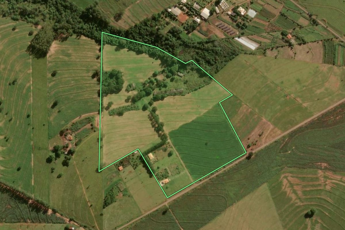 Imagem de satélite do imóvel rural em Umuarama (PR), com o contorno declarado no CAR desenhado por cima.