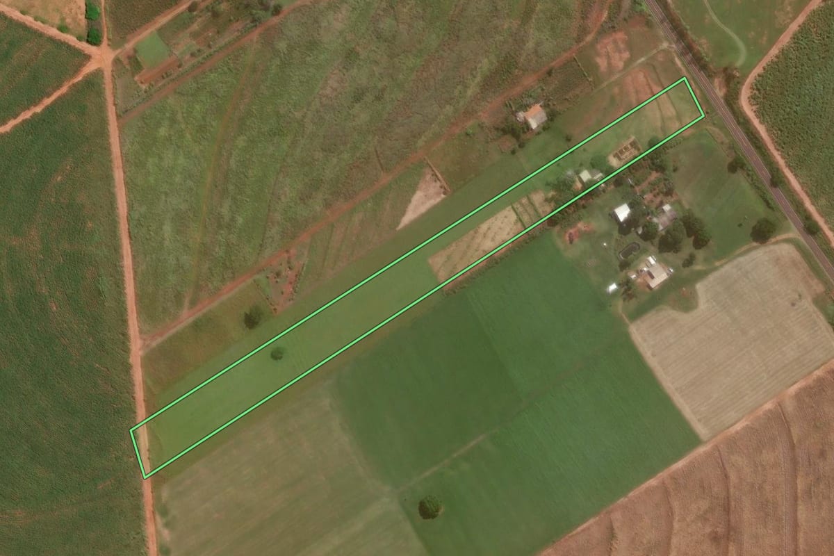 Imagem de satélite do imóvel rural em Umuarama (PR), com o contorno declarado no CAR desenhado por cima.