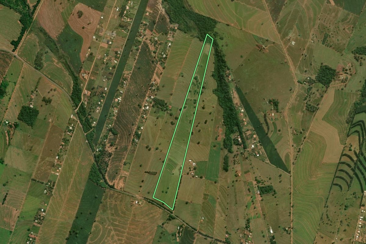 Imagem de satélite do imóvel rural em Umuarama (PR), com o contorno declarado no CAR desenhado por cima.