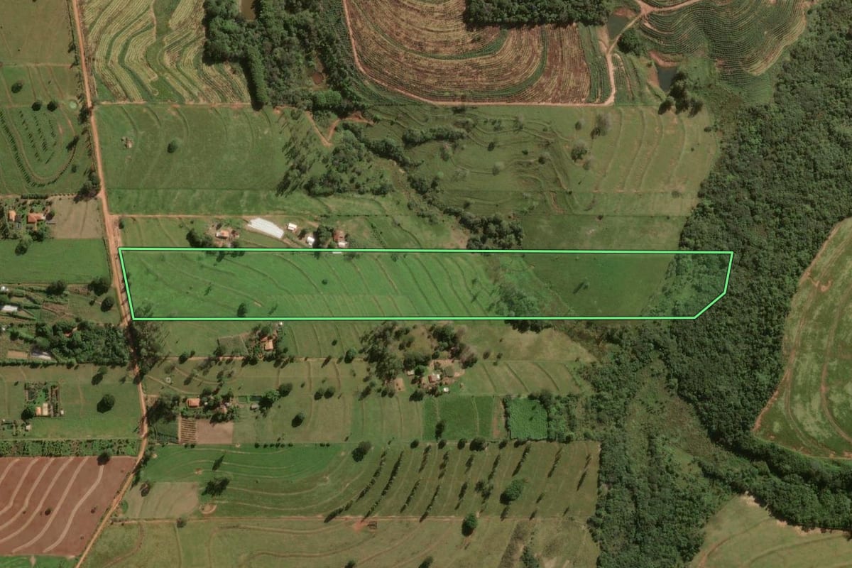 Imagem de satélite do imóvel rural em Umuarama (PR), com o contorno declarado no CAR desenhado por cima.