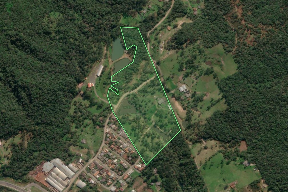 Imagem de satélite do imóvel rural em União da Vitória (PR), com o contorno declarado no CAR desenhado por cima.