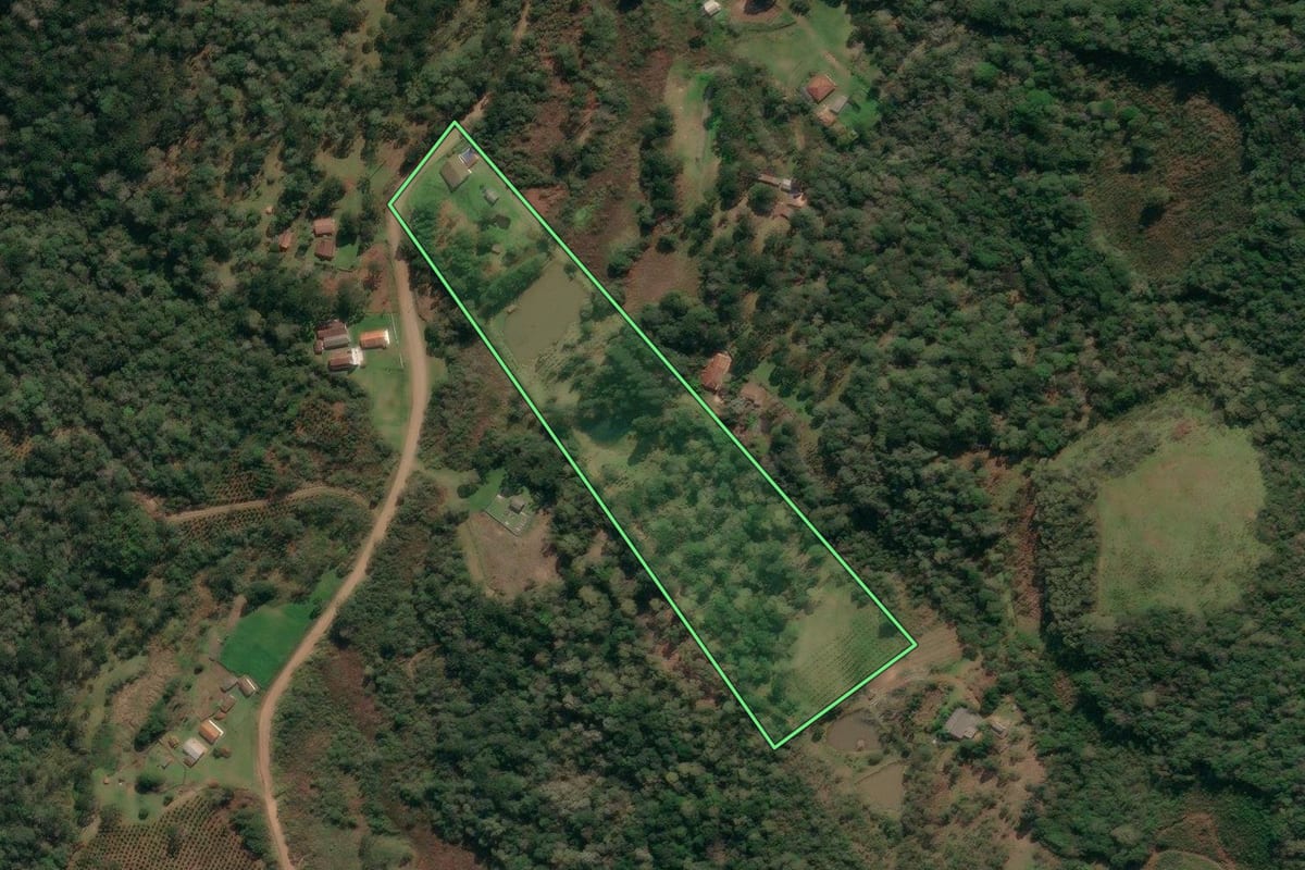 Imagem de satélite do imóvel rural em União da Vitória (PR), com o contorno declarado no CAR desenhado por cima.