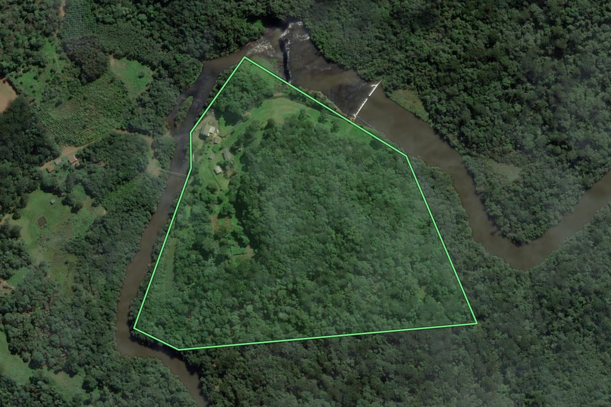 Imagem de satélite do imóvel rural em União da Vitória (PR), com o contorno declarado no CAR desenhado por cima.