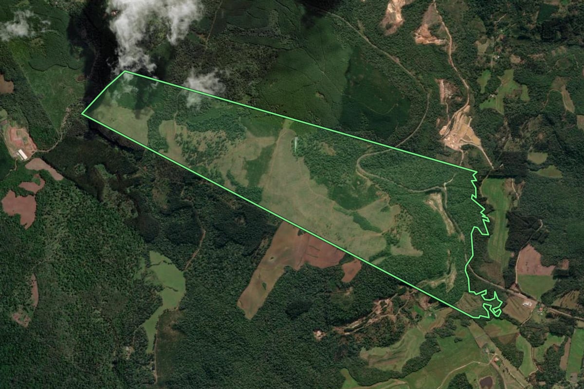 Imagem de satélite do imóvel rural em União da Vitória (PR), com o contorno declarado no CAR desenhado por cima.