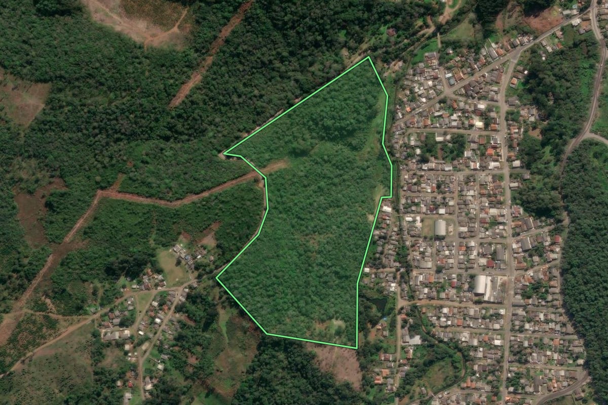 Imagem de satélite do imóvel rural em União da Vitória (PR), com o contorno declarado no CAR desenhado por cima.